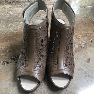 Josef Seibel Tan 2 1/2 inch Heel Sandal